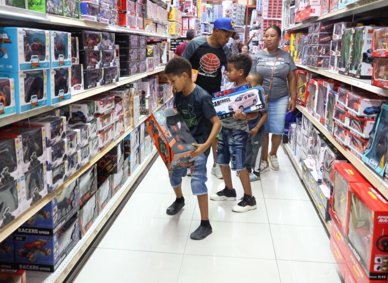 La alegría de niños adornó los pasillos de tiendas del GSD