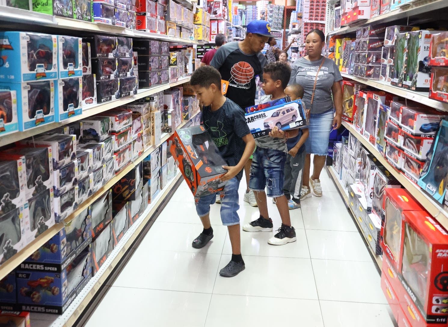 La alegría de niños adornó los pasillos de tiendas del GSD