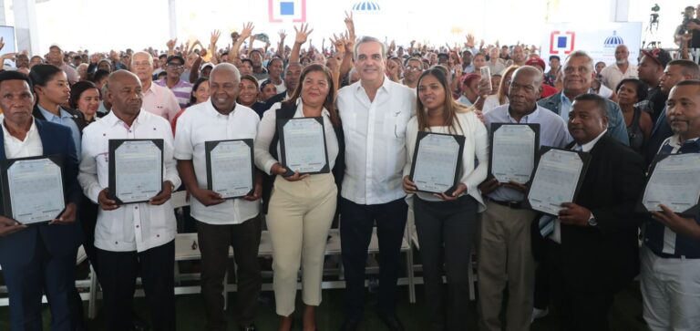 Presidente entrega 3,100 títulos, asiste a dos actos inauguración