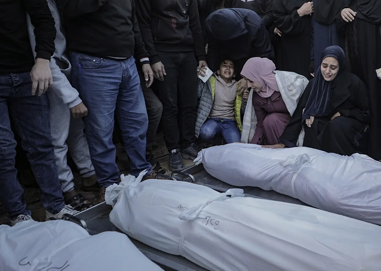 Israel y Hamás negocian tregua; siguen ataques