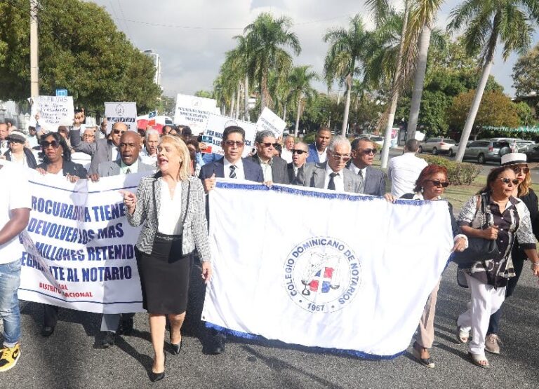 Notarios exigen pago y PGR niega la deuda