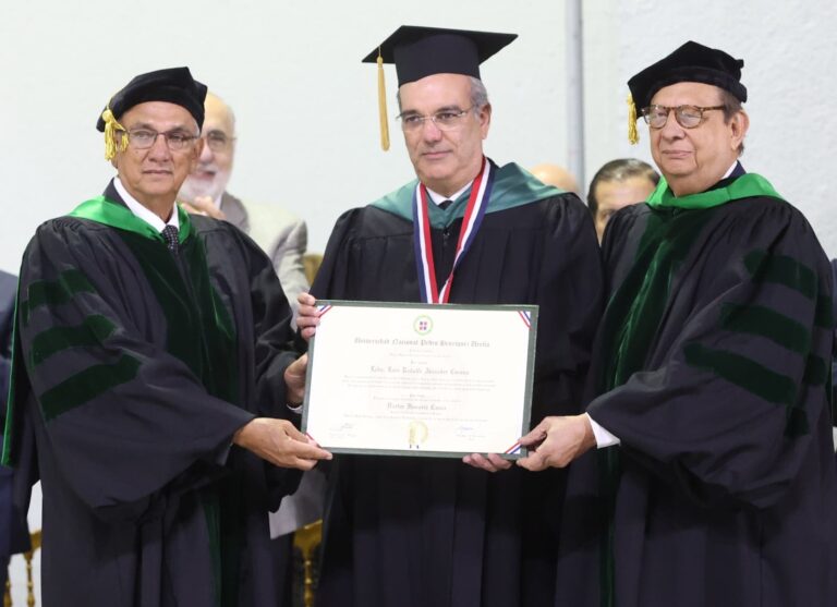 Presidente Abinader recibe Doctorado Honoris Causa