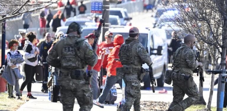 Tiroteo en desfile del Super Bowl deja un muerto y más de 20 heridos