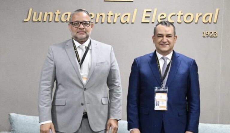 SANTIAGO: Dictan coerción a hombre por compra de cédulas