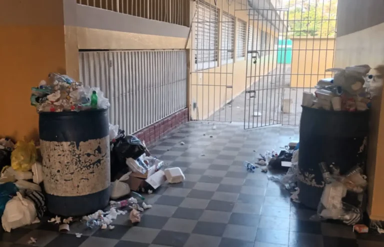 JCE entrega aulas llenas de sucio y con basura regada