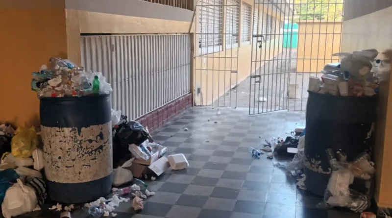 JCE entrega aulas llenas de sucio y con basura regada