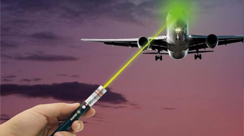 Preocupación en EEUU por casos de láseres apuntados hacia aviones