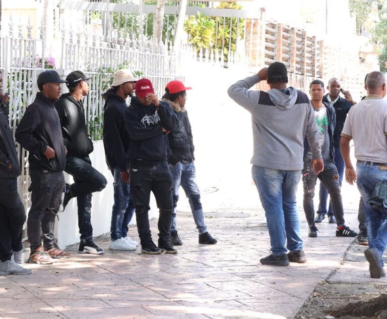 Encapuchados toman sede principal Colegio Abogados