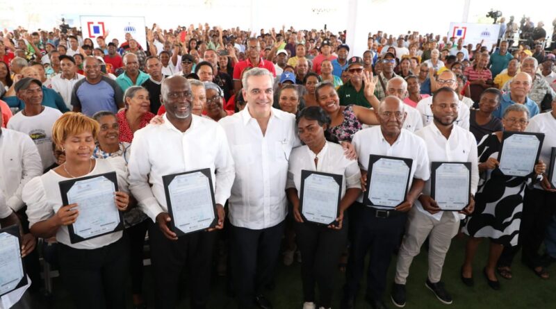 Abinader entrega 1,130 títulos en El Tamarindo, Santo Domingo Este