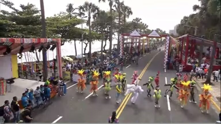 Carnaval del DN atrajo millares personas al malecón capitaleño