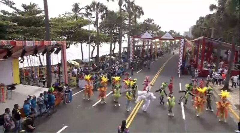 Carnaval del DN atrajo millares personas al malecón capitaleño