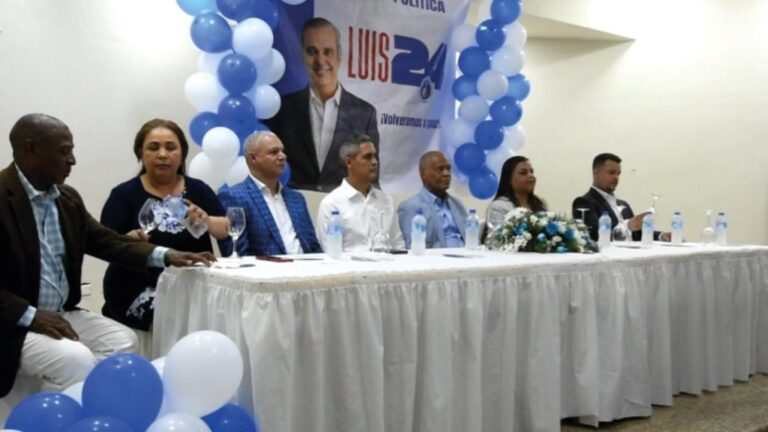Dirigentes de Fuerza del Pueblo y PLD pasan al PRM durante un acto organizado por Lealtad Política