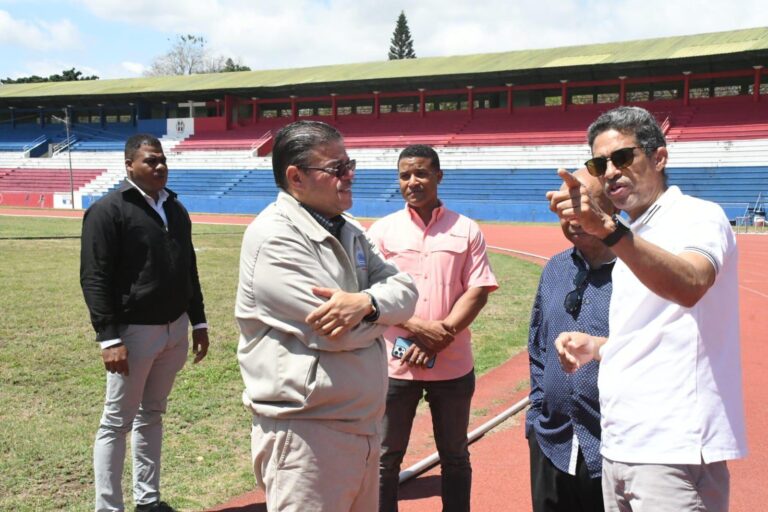 Ministro de Deportes supervisa reconstrucción de La Barranquita