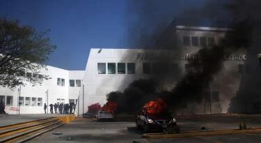 Protesta estudiantil en México deja 24 agentes heridos y 11 autos incendiados