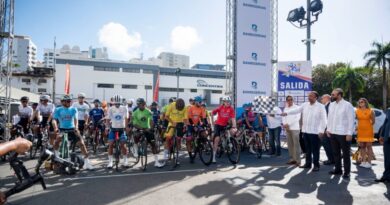 Samuel Pereyra da el banderazo de salida de la Vuelta Ciclística