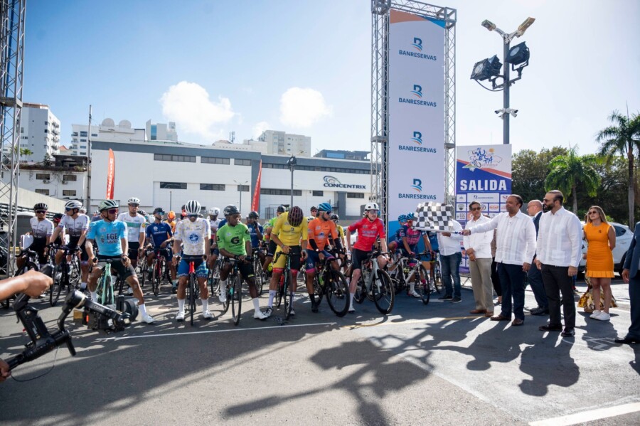 Samuel Pereyra da el banderazo de salida de la Vuelta Ciclística