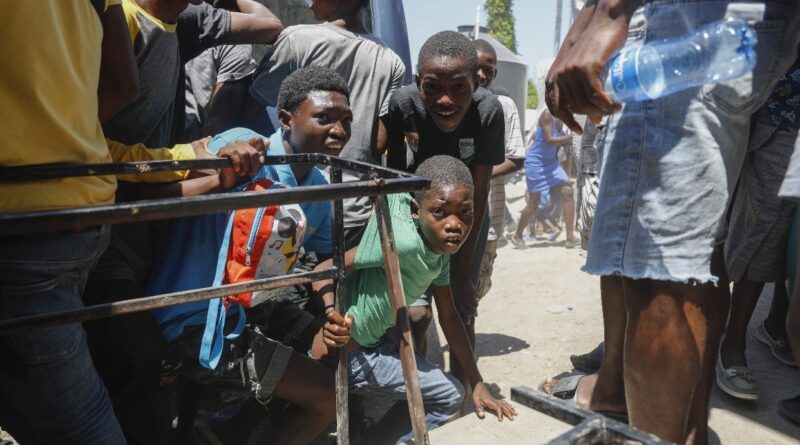 Bandas dan fuego a una escuela en capital Haití