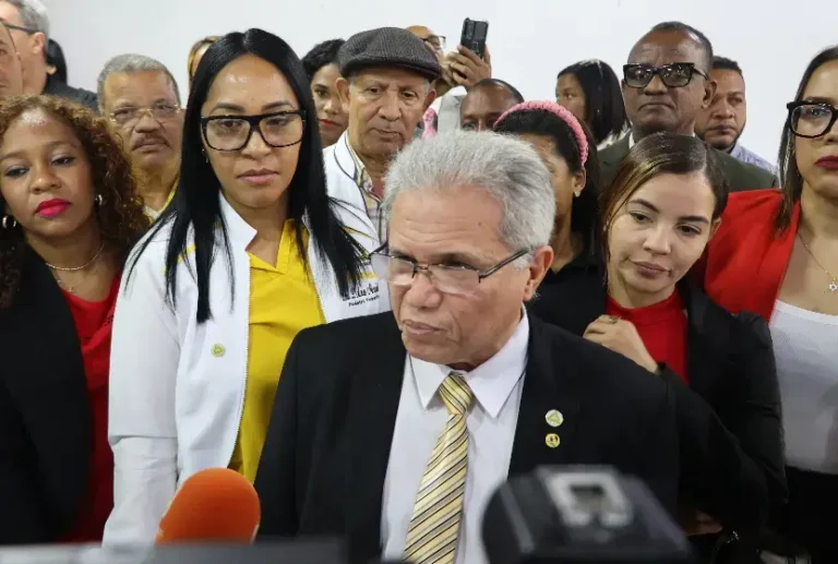 Médicos ponderan salir a calles por demandas