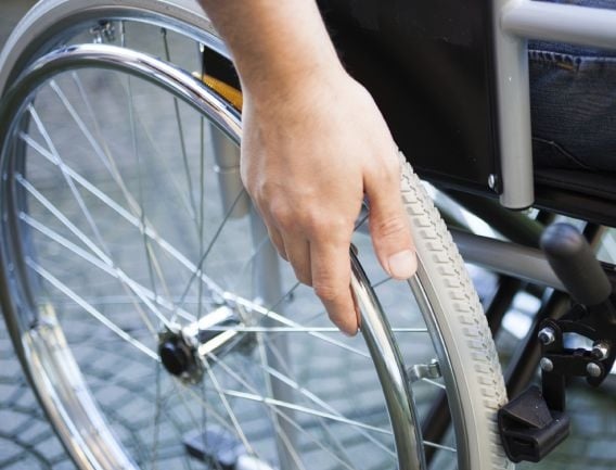 Hombre en silla de ruedas reparte puñaladas a diestra y siniestra en Queens