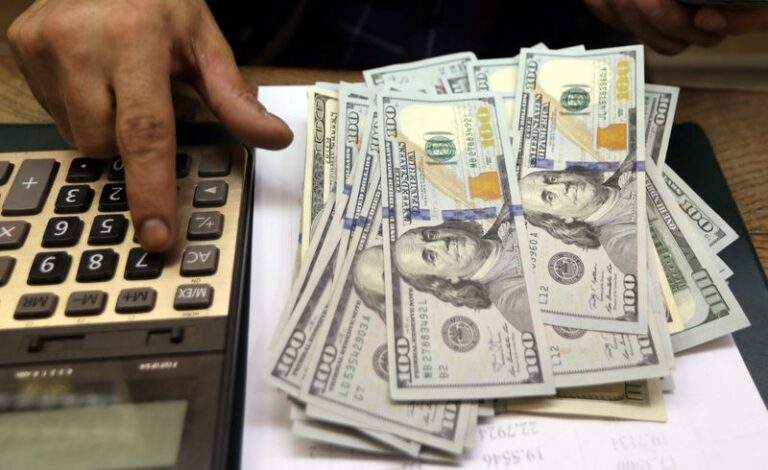 El dólar bajó otros 14 centavos y se cambia este viernes a RD$58.71
