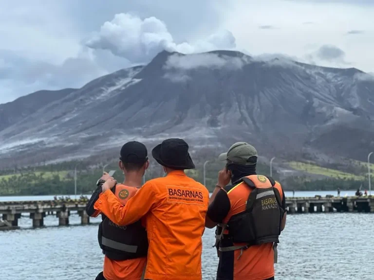 Indonesia advierte sobre un potencial tsunami a raíz de las erupciones del volcán Ruang