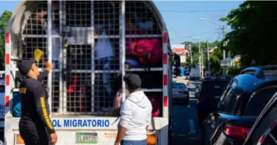 Migración informa someterá conductor de autobús que transportaba haitianos ilegales