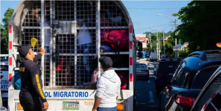 Migración informa someterá conductor de autobús que transportaba haitianos ilegales