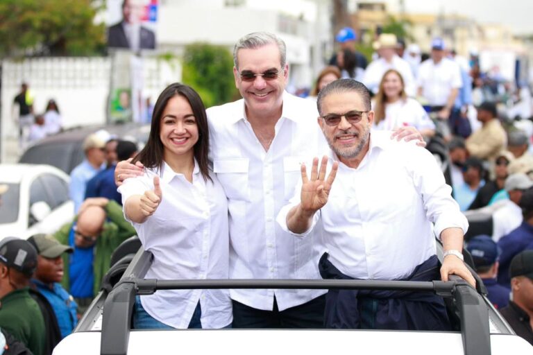 Multitud apoya en calles del DN Abinader y candidatos Congreso