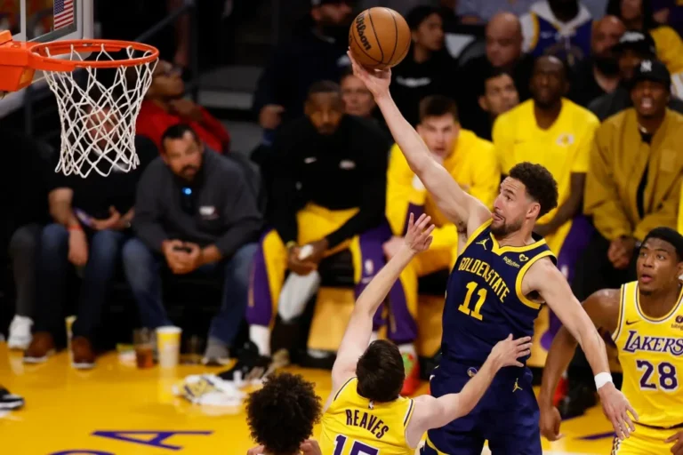Los Warriors dejan a los Lakers contra las cuerdas con una avalancha de triples
