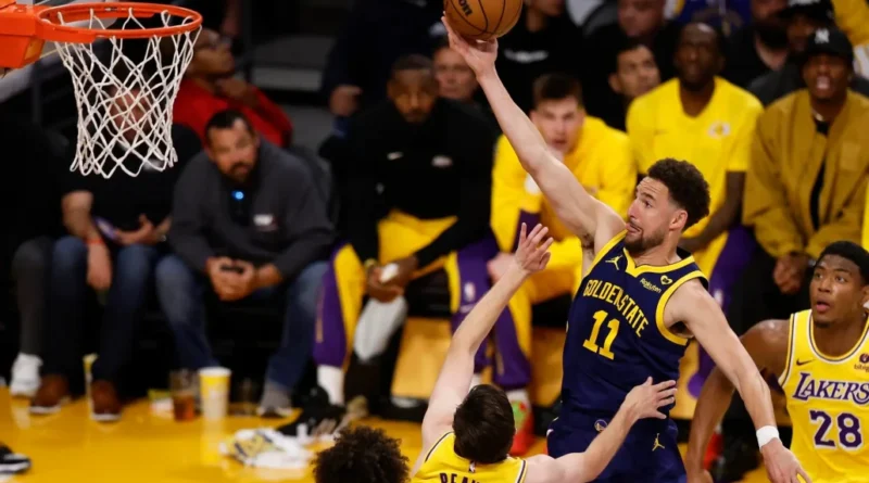 Los Warriors dejan a los Lakers contra las cuerdas con una avalancha de triples
