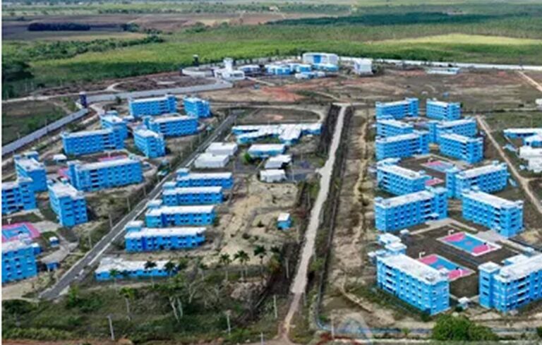 Buscan alojamiento para 10,000 reclusos