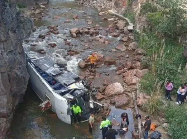Al menos cuatro fallecidos y diez heridos al caer un autobús a un río en Ecuador