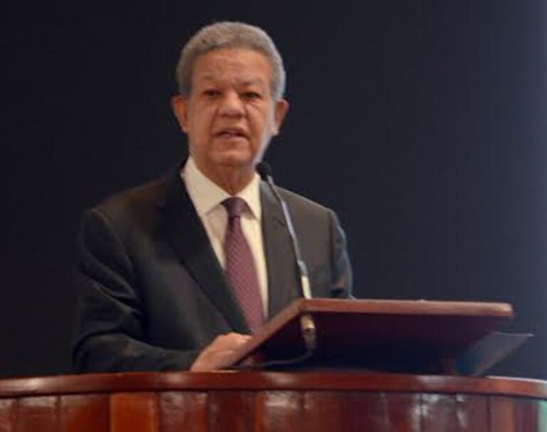 Promete impulsar la educación y mejorar transporte público