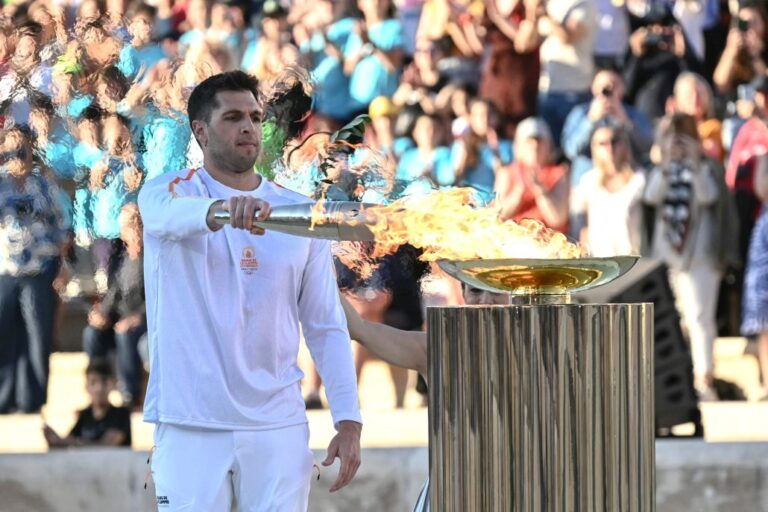 La llama olímpica deja Grecia y pone rumbo a Francia a menos de 100 días de los Juegos