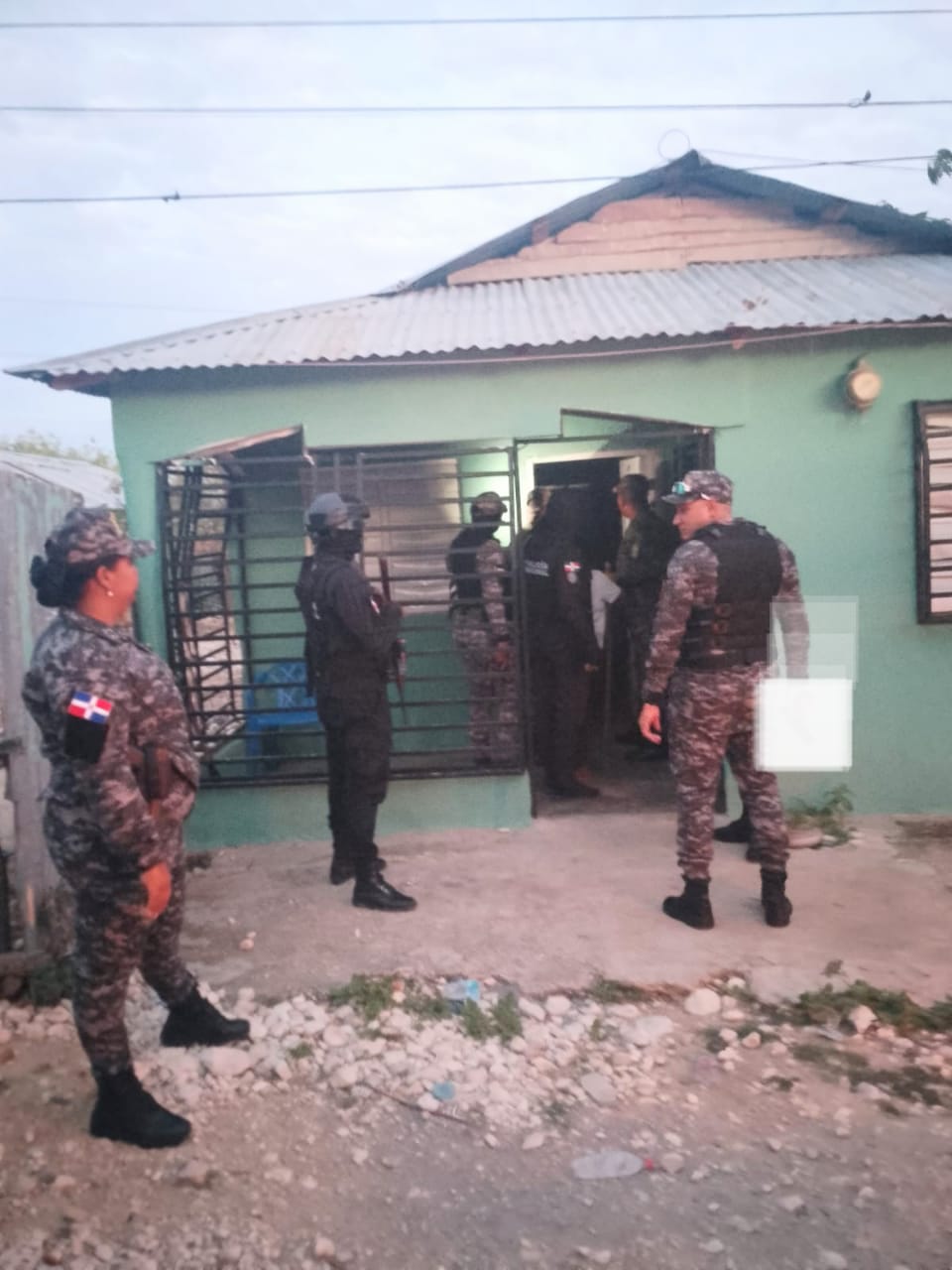 Apresan hombre mientras agredia físicamente a su pareja en Bahoruco