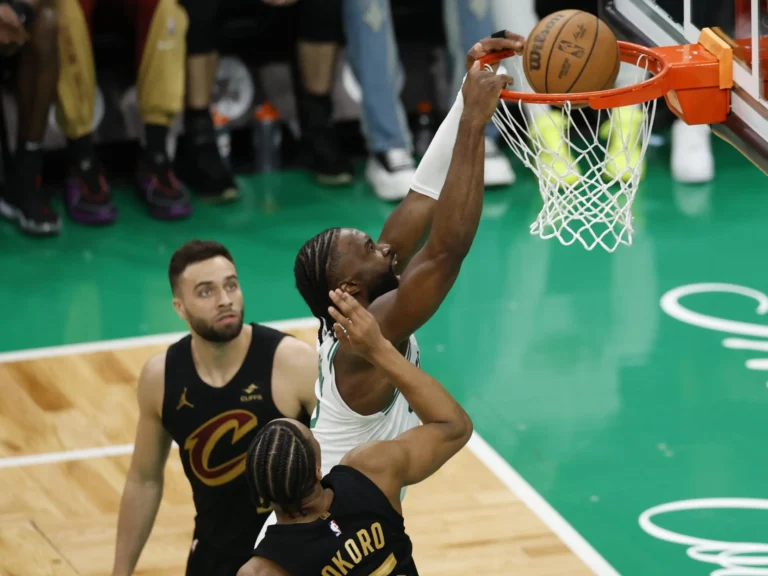 ¡ Aplastante! Brown y White lideran triunfo Boston 120-95