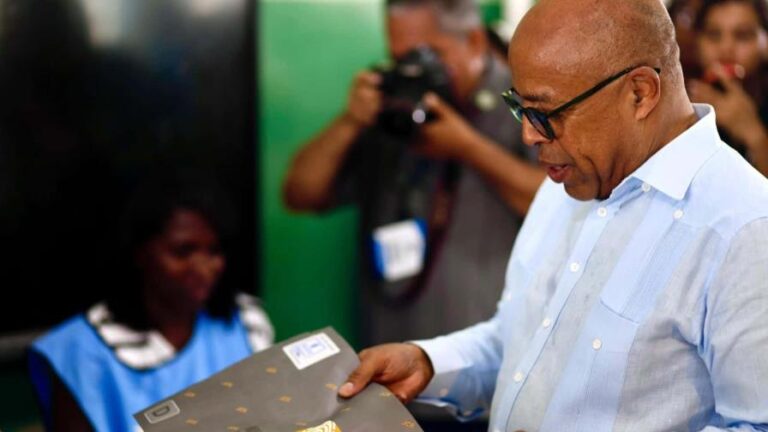 Presidente de la Cámara de Diputados dice método D'Hondt para escoger legisladores "está obsoleto"