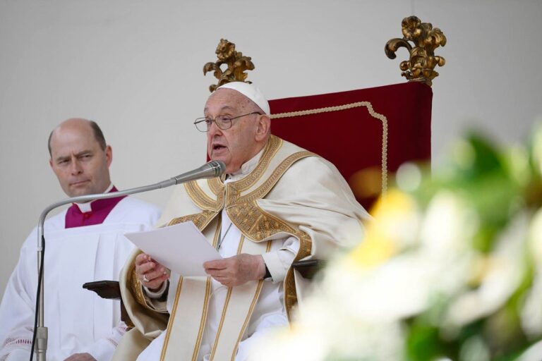 El papa dice que “es necesario rezar por la paz en estos tiempos de guerra mundial»