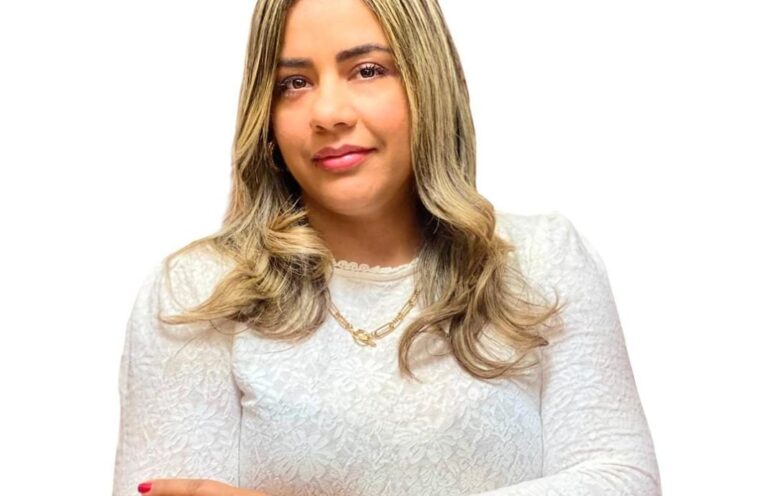 Renuncia de la Fuerza del Pueblo candidata a diputada por Santiago