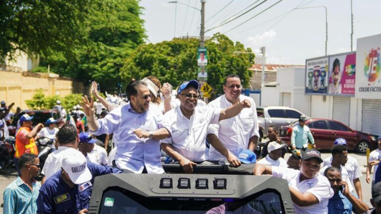 Guillermo Moreno recibe el apoyo masivo de los capitaleños en la gran caravana de cierre del PRM y aliados