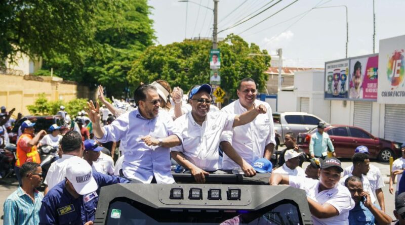 Guillermo Moreno recibe el apoyo masivo de los capitaleños en la gran caravana de cierre del PRM y aliados
