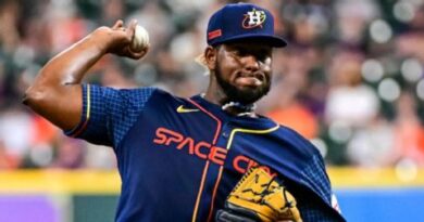 MLB suspende dominicano Ronel Blanco por sustancia en guante