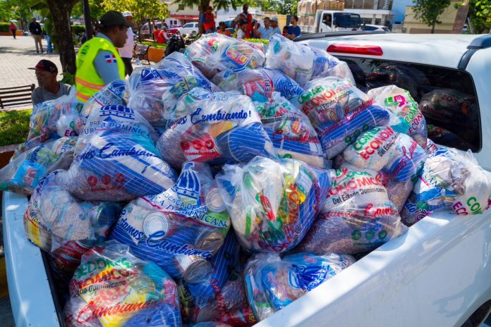 Gobierno lleva ayudas a familias afectadas por las lluvias en Nagua, Las Galeras, Veragua e Imbert
