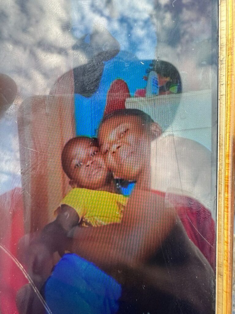 Investigan muerte menor cayó en cisterna en una casa en comunidad de Santiago