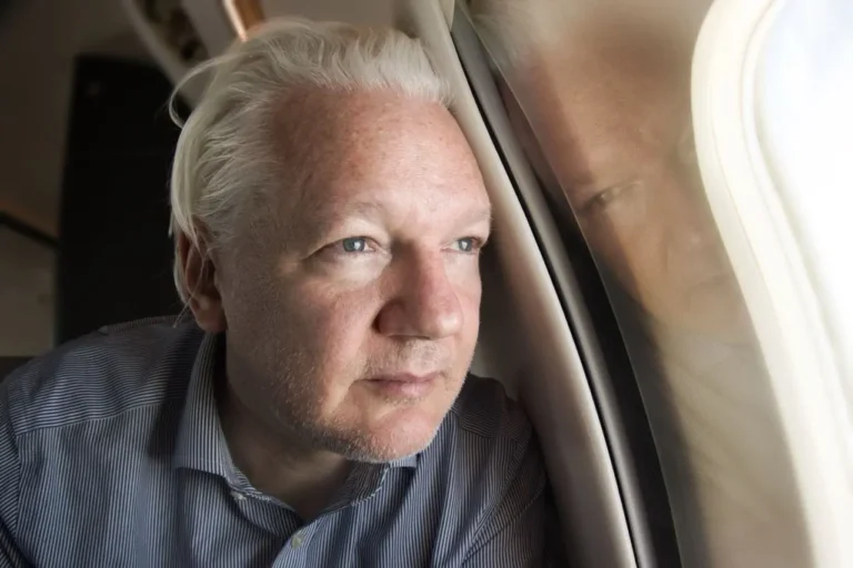 Julian Assange sale de prisión 14 años después de la filtración de documentos del Pentágono