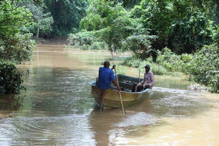 Lluvias desbordan ríos e incomunican localidades