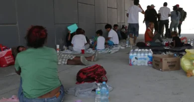 Migrantes dejan río fronterizo México-EEUU y se refugian de calor e inseguridad en puente