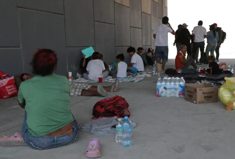 Migrantes dejan río fronterizo México-EEUU y se refugian de calor e inseguridad en puente