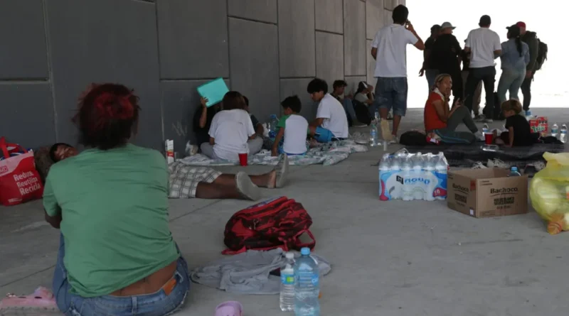 Migrantes dejan río fronterizo México-EEUU y se refugian de calor e inseguridad en puente