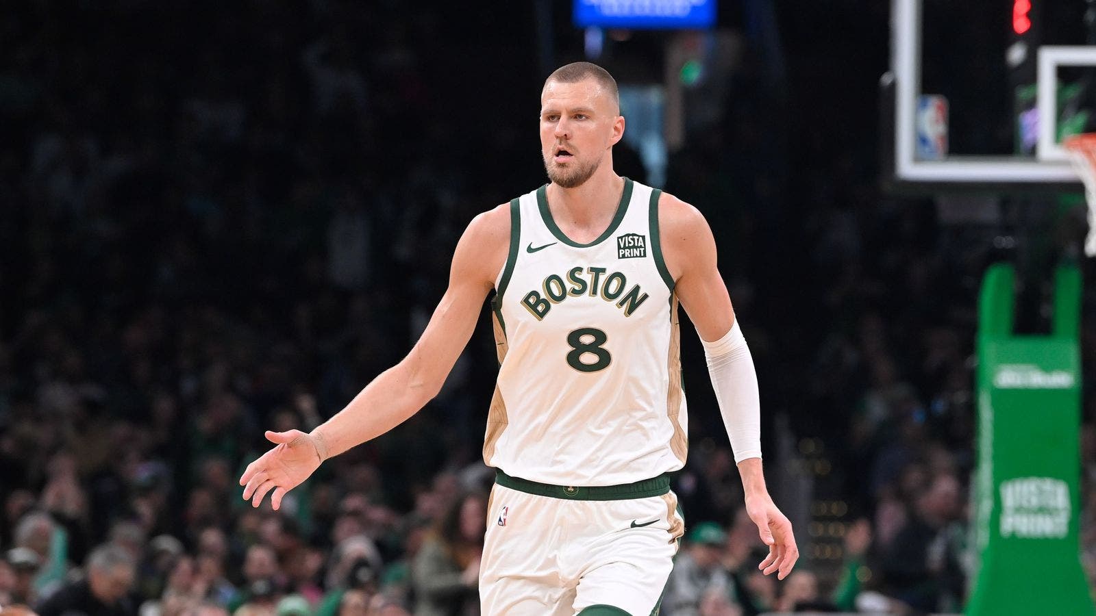 NBA: la descomunal tapa de Porzingis en la apabullante victoria de los Celtics